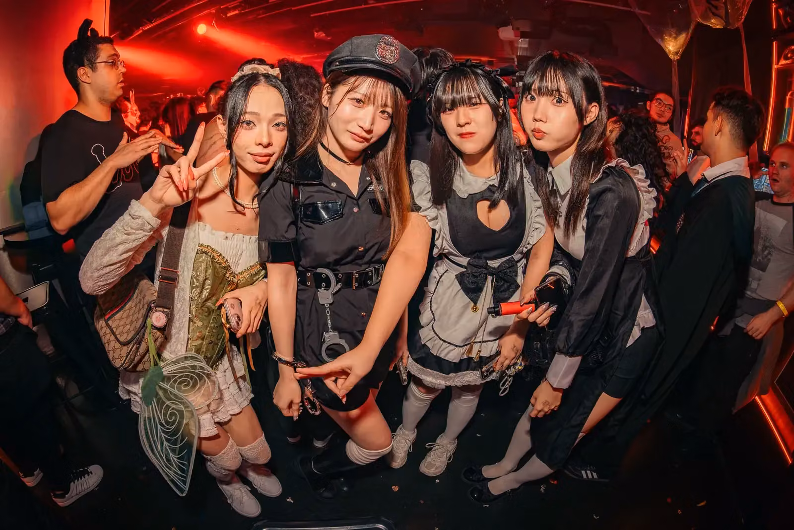 TK NIGHTCLUBでハロウィンコスチュームを楽しむ女性グループ